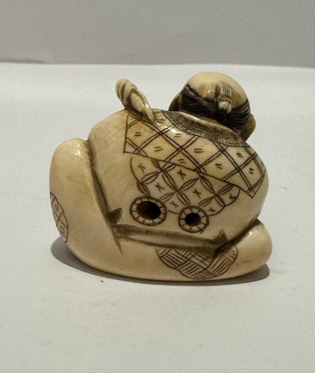 Netsuke en ivoire. Ebeniste au travail. Japon époque Meiji (1868-1912 )-photo-2
