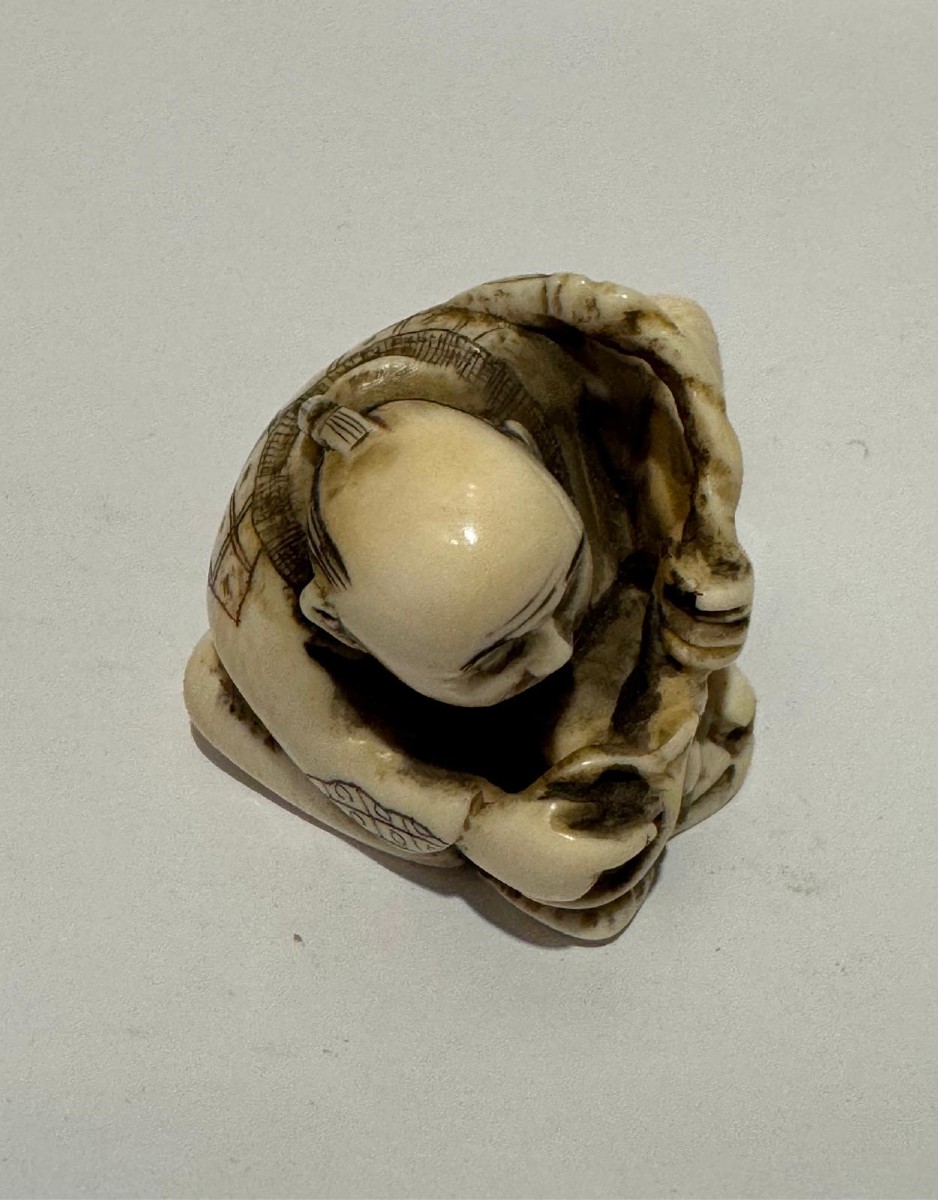 Netsuke en ivoire. Ebeniste au travail. Japon époque Meiji (1868-1912 )-photo-3