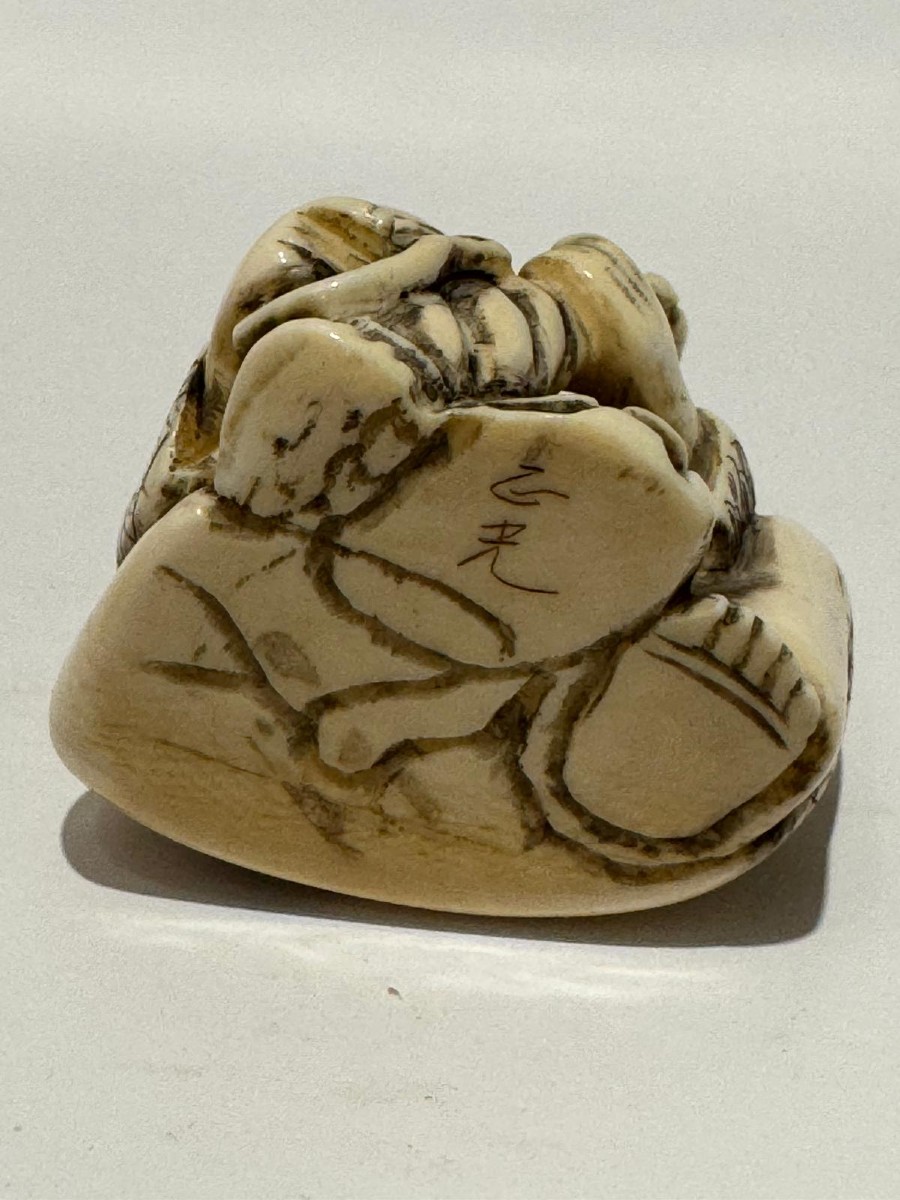 Netsuke en ivoire. Ebeniste au travail. Japon époque Meiji (1868-1912 )-photo-4