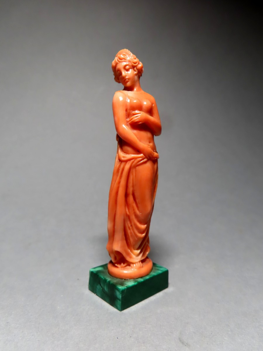 Nymphe dénudée en corail.