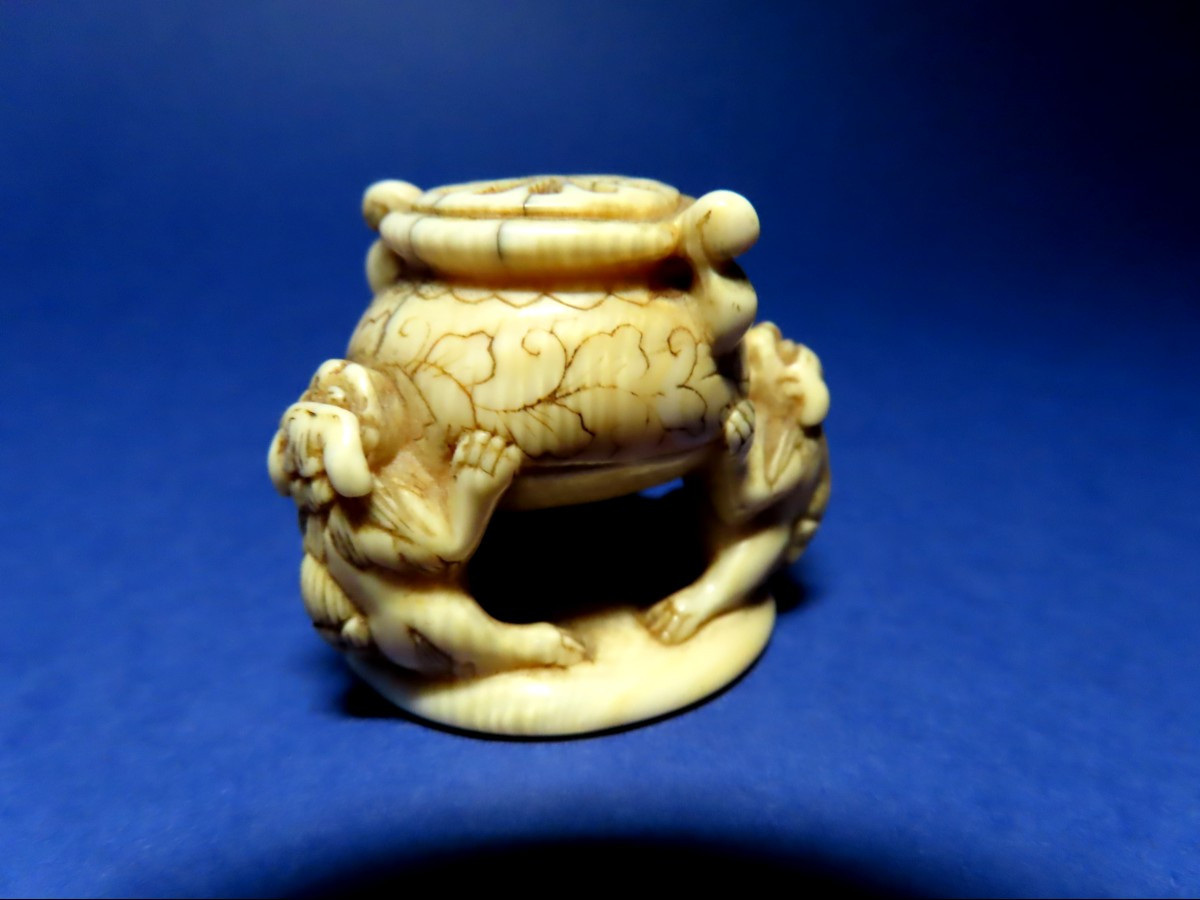 Netsuke en ivoire. Les Shishi et le chaudron. Japon époque Meiji (1868-1912 )-photo-2