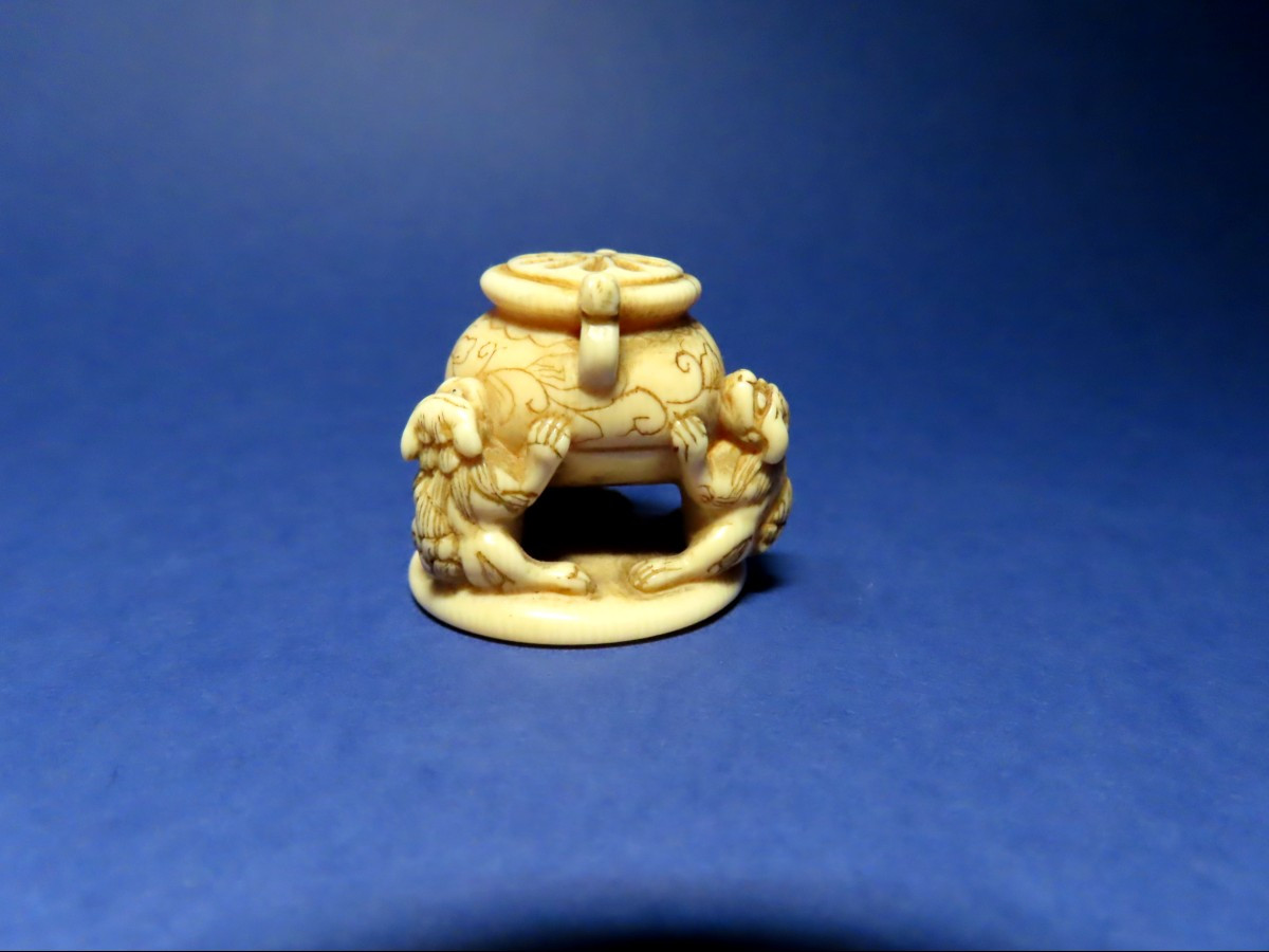 Netsuke en ivoire. Les Shishi et le chaudron. Japon époque Meiji (1868-1912 )