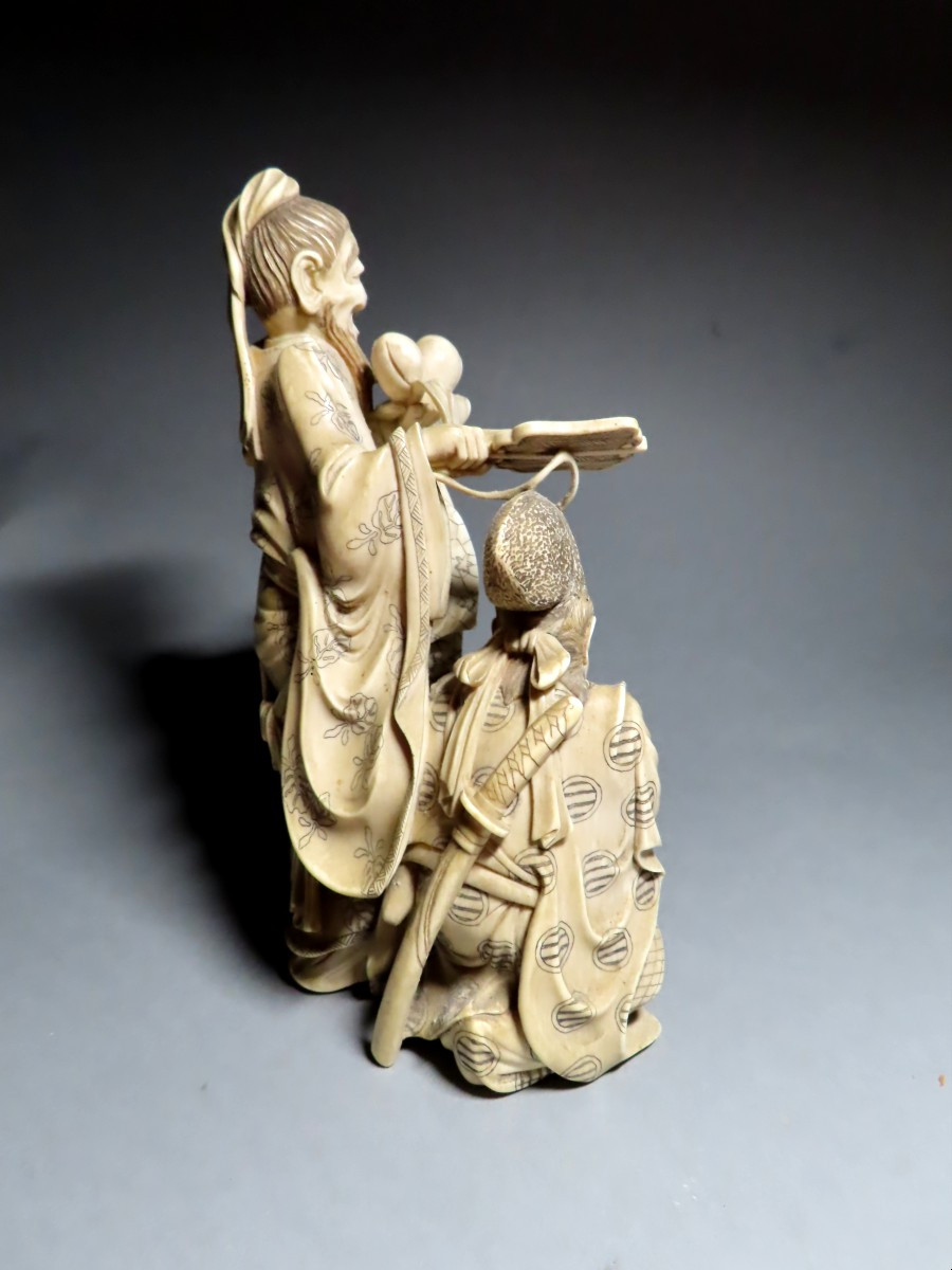 Okimono en ivoire. Offrandes. Signé Eimin , Japon époque Meiji (1868-1912 )-photo-1