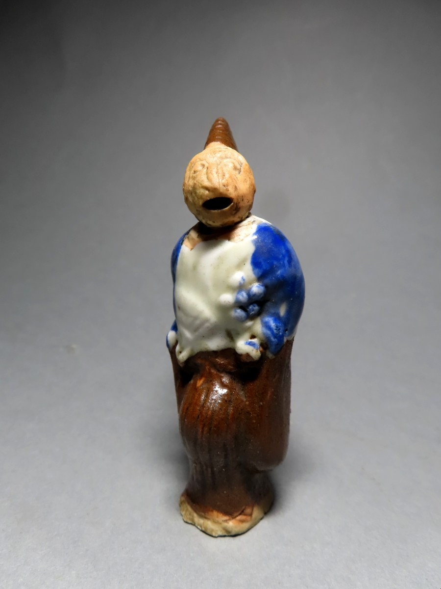 Netsuke en porcelaine four d'Hirado. Singe danseur de sambaso. Japon époque Meiji.-photo-2