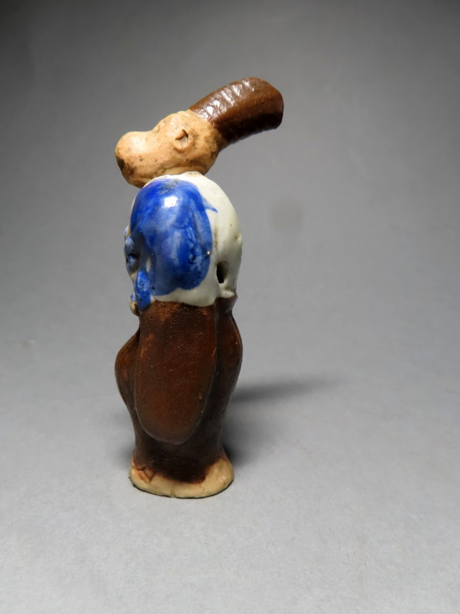 Netsuke en porcelaine four d'Hirado. Singe danseur de sambaso. Japon époque Meiji.-photo-3