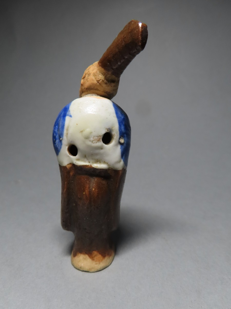 Netsuke en porcelaine four d'Hirado. Singe danseur de sambaso. Japon époque Meiji.-photo-4