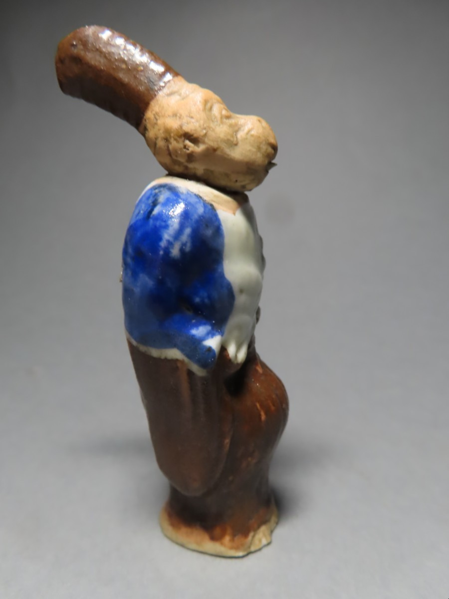 Netsuke en porcelaine four d'Hirado. Singe danseur de sambaso. Japon époque Meiji.-photo-1