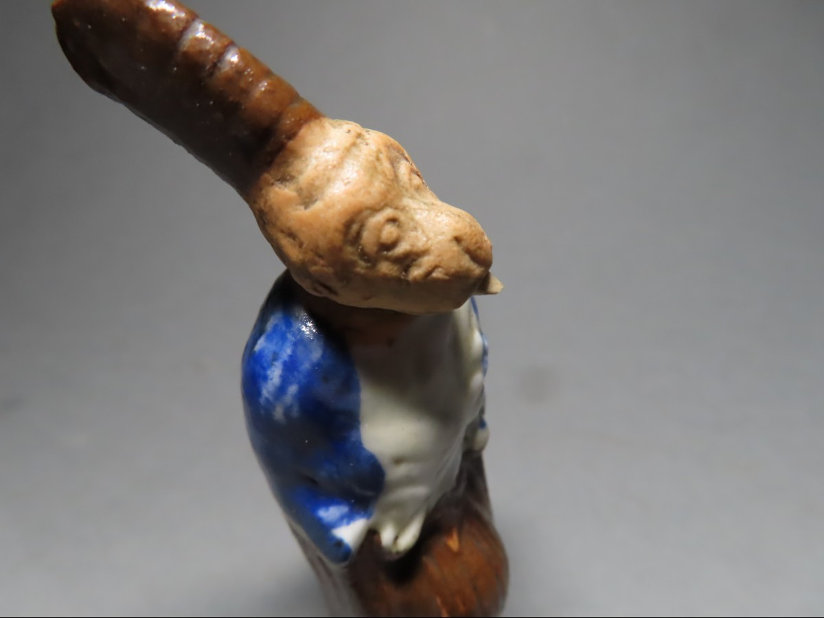 Netsuke en porcelaine four d'Hirado. Singe danseur de sambaso. Japon époque Meiji.-photo-2