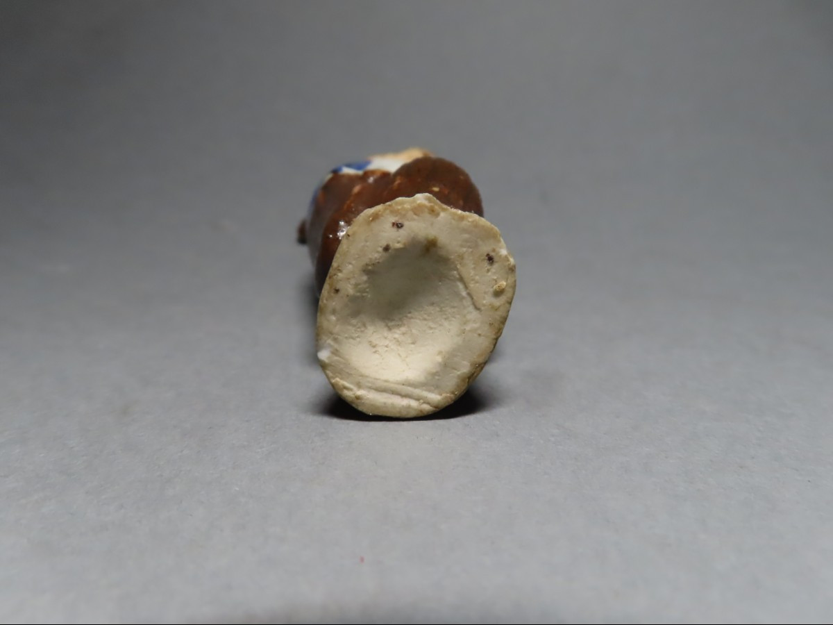 Netsuke en porcelaine four d'Hirado. Singe danseur de sambaso. Japon époque Meiji.-photo-3