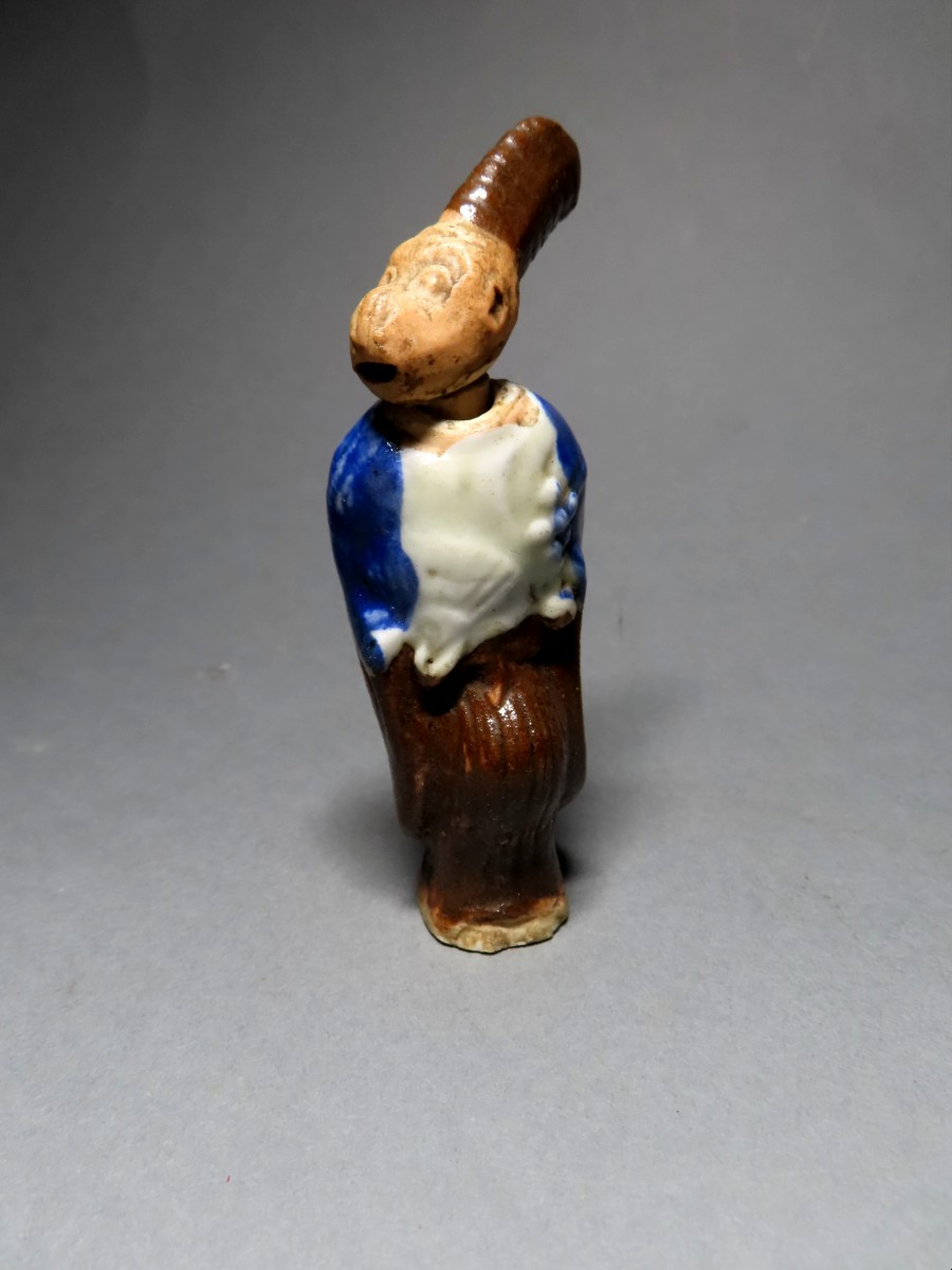 Netsuke en porcelaine four d'Hirado. Singe danseur de sambaso. Japon époque Meiji.
