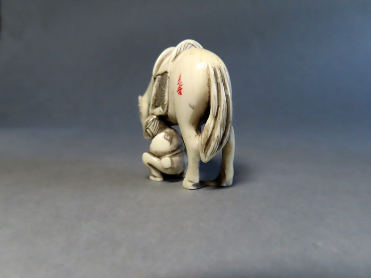 Netsuke en ivoire.  Cavalier curant un sabot. Japon époque Meiji (1868-1912 )-photo-2