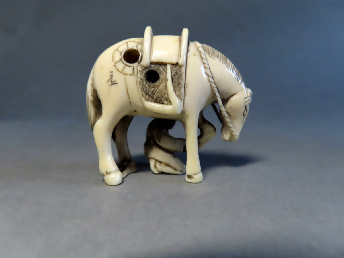 Netsuke en ivoire.  Cavalier curant un sabot. Japon époque Meiji (1868-1912 )-photo-4