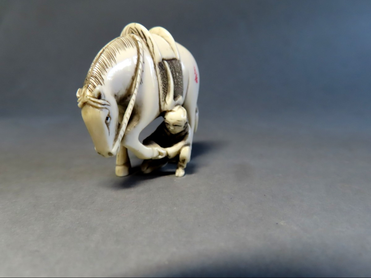Netsuke en ivoire.  Cavalier curant un sabot. Japon époque Meiji (1868-1912 )-photo-2