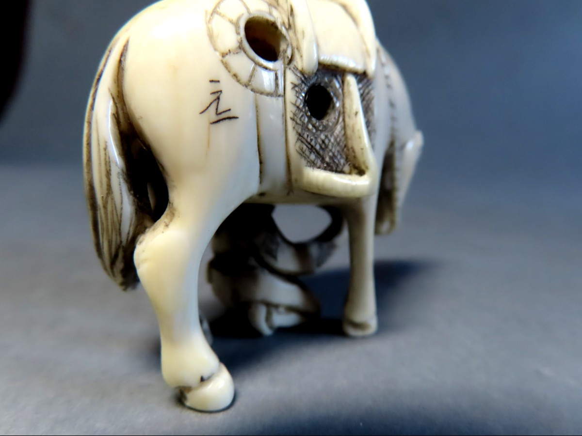 Netsuke en ivoire.  Cavalier curant un sabot. Japon époque Meiji (1868-1912 )-photo-3