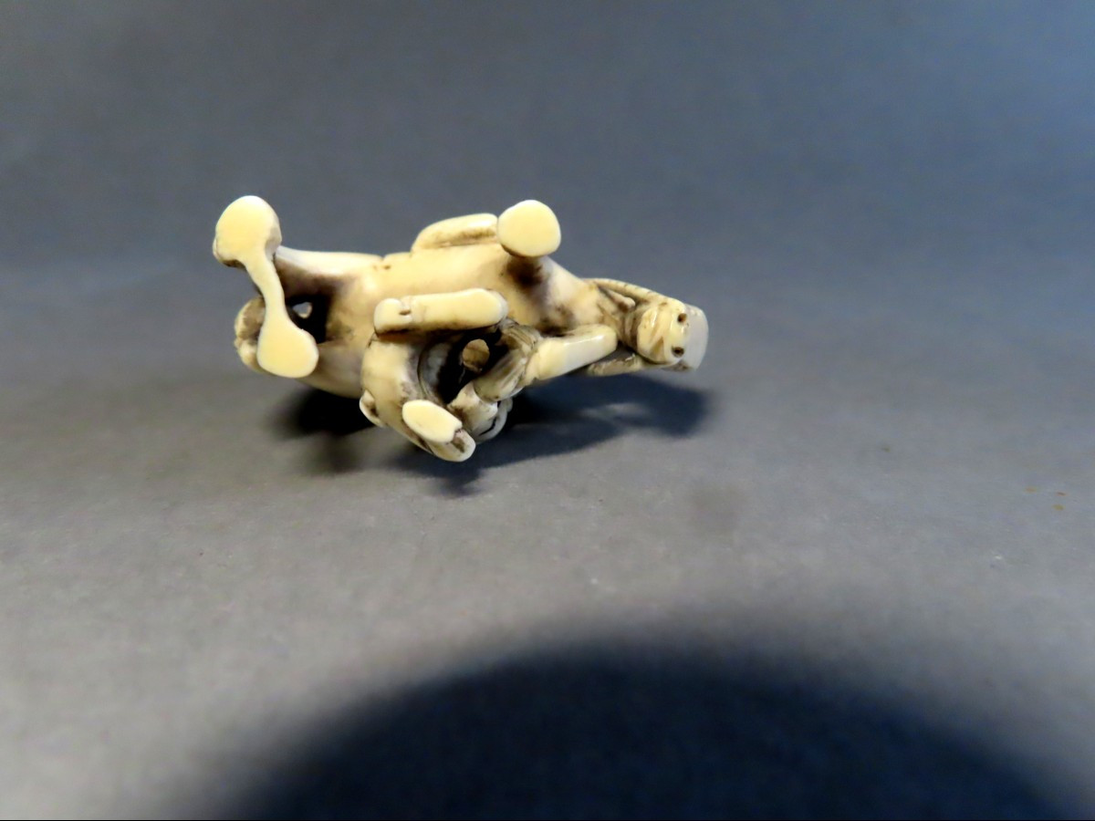Netsuke en ivoire.  Cavalier curant un sabot. Japon époque Meiji (1868-1912 )-photo-4