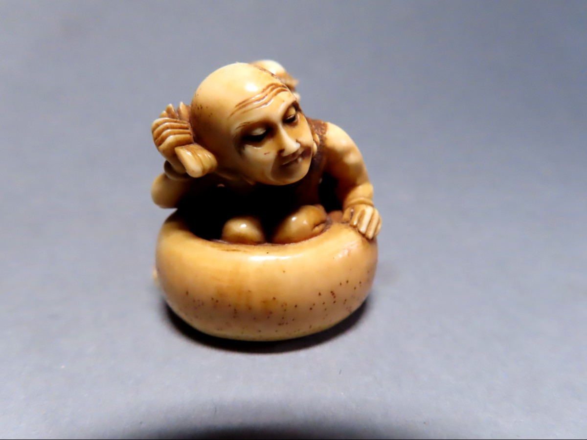 Ivory Netsuke. Oni Washing A Man. Japan, Meiji Period (1868-1912)-photo-1