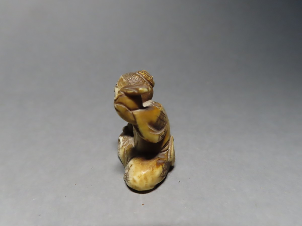 Netsuke en ivoire. Scène de rue, petit marchand de fruits. Japon époque Meiji (1868-1912 )-photo-2
