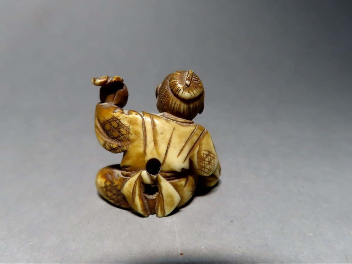 Netsuke en ivoire. Scène de rue, petit marchand de fruits. Japon époque Meiji (1868-1912 )-photo-3