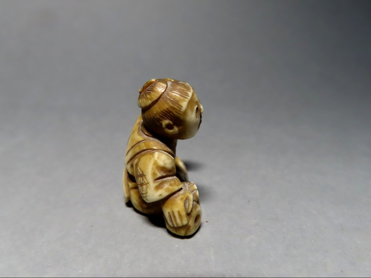 Netsuke en ivoire. Scène de rue, petit marchand de fruits. Japon époque Meiji (1868-1912 )-photo-4