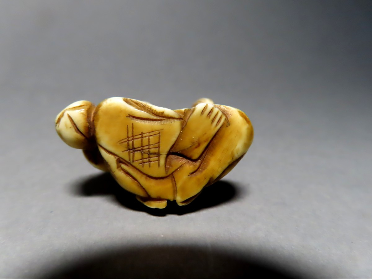 Netsuke en ivoire. Scène de rue, petit marchand de fruits. Japon époque Meiji (1868-1912 )-photo-2