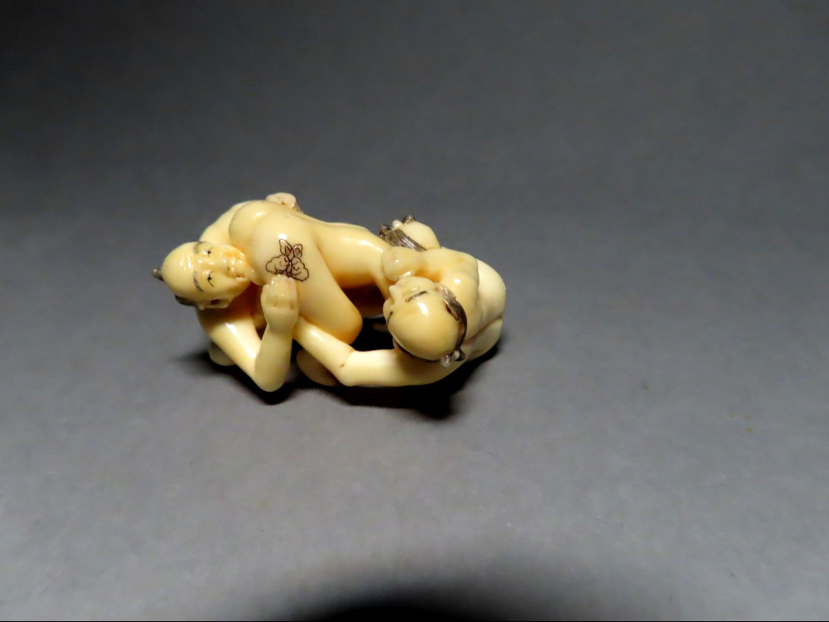 Netsuke érotique en ivoire marin. Curiosa. Japon époque Taisho (1912-1928 )-photo-4