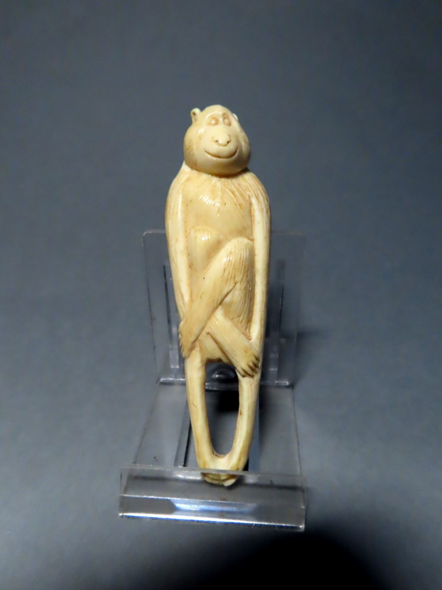 Netsuke In Marine Ivory. Monkey Or Tenaga. Japan Meiji Period (1868-1912)