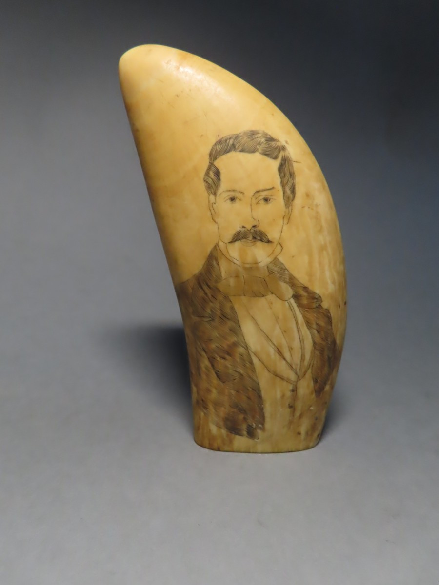 Scrimshaw en dent de cachalot.  Couple de bourgeois. XIXème