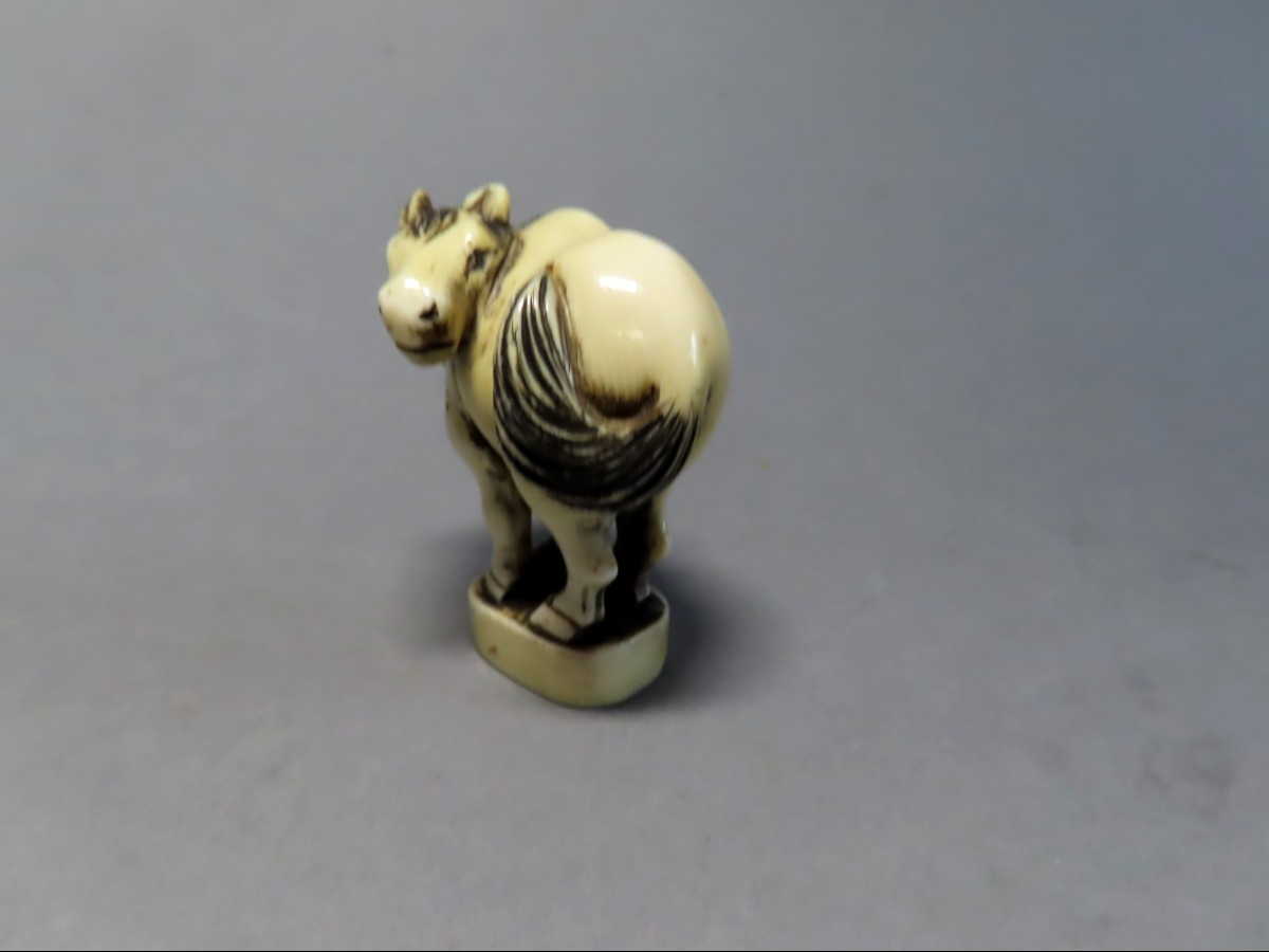 Netsuke en ivoire. Petit cheval. Japon époque Meiji (1868-1912 )-photo-2