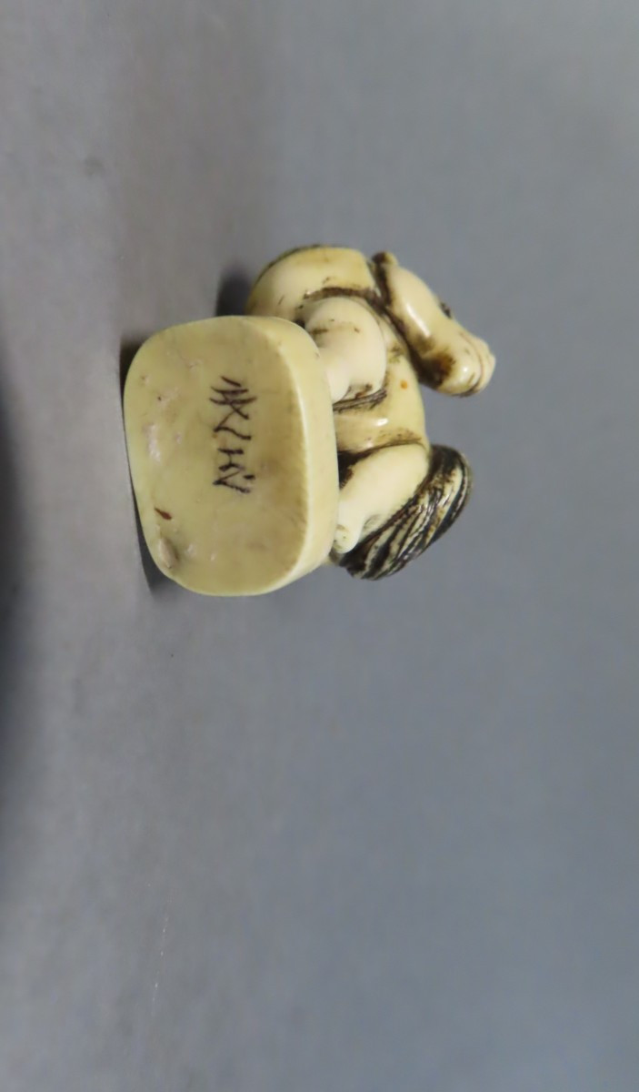 Netsuke en ivoire. Petit cheval. Japon époque Meiji (1868-1912 )-photo-2