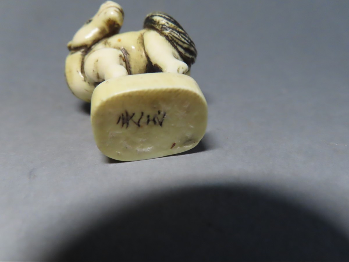 Netsuke en ivoire. Petit cheval. Japon époque Meiji (1868-1912 )-photo-3
