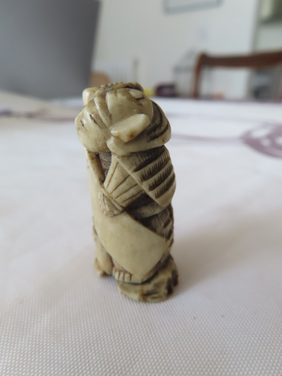 Netsuke en corne de cerf. Petit samouraï au kakemono. Japon époque Meiji (1868-1912 )-photo-2