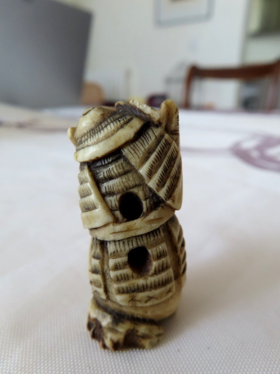 Netsuke en corne de cerf. Petit samouraï au kakemono. Japon époque Meiji (1868-1912 )-photo-3