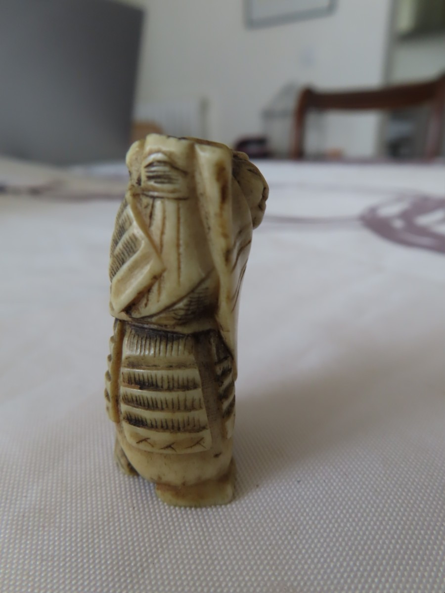 Netsuke en corne de cerf. Petit samouraï au kakemono. Japon époque Meiji (1868-1912 )-photo-4