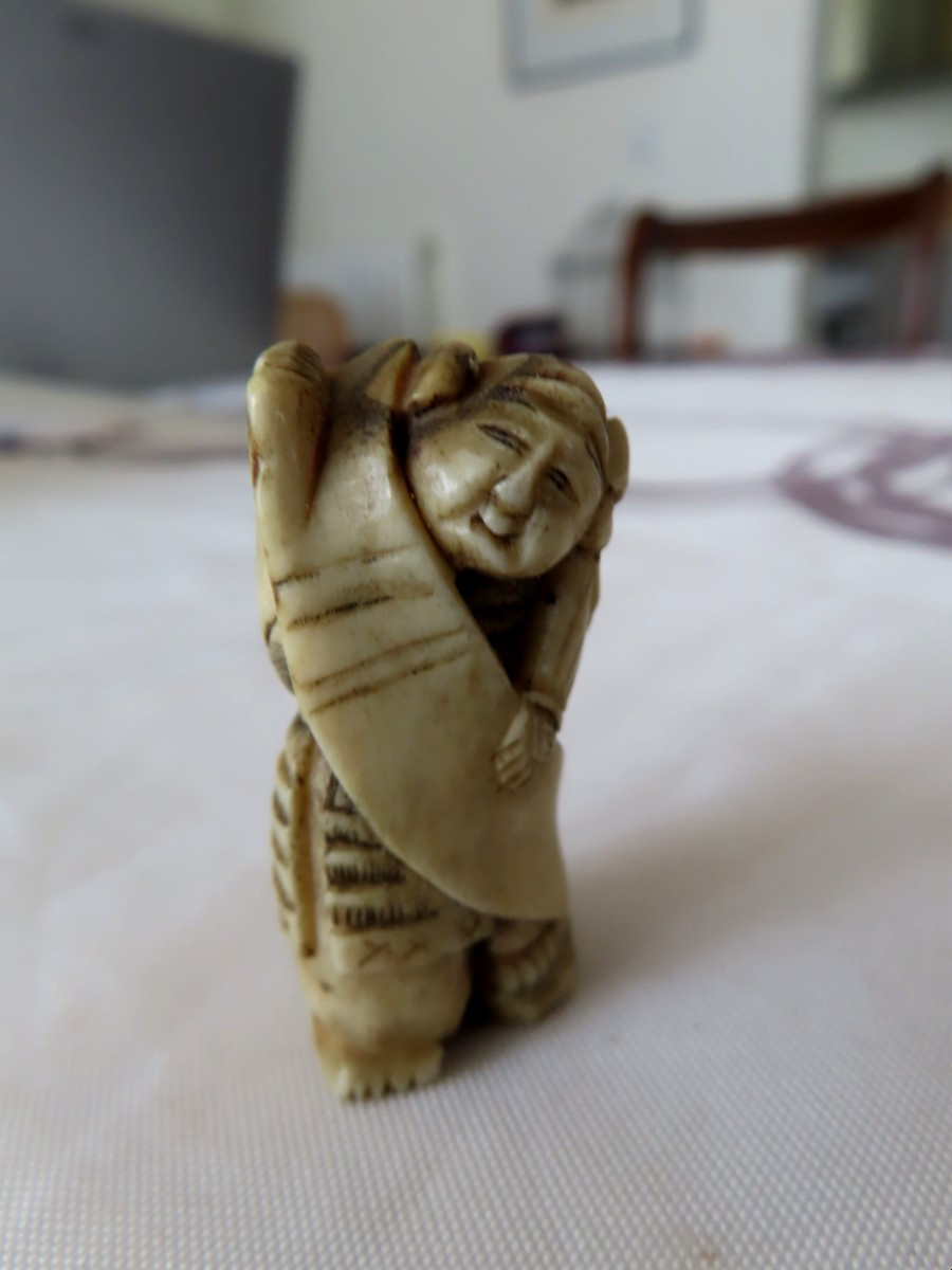 Netsuke en corne de cerf. Petit samouraï au kakemono. Japon époque Meiji (1868-1912 )-photo-1