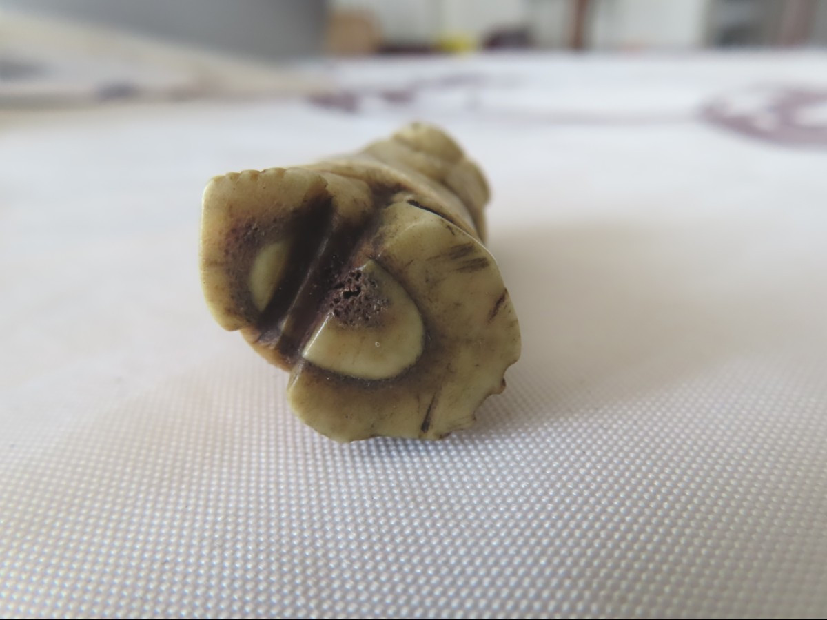 Netsuke en corne de cerf. Petit samouraï au kakemono. Japon époque Meiji (1868-1912 )-photo-2