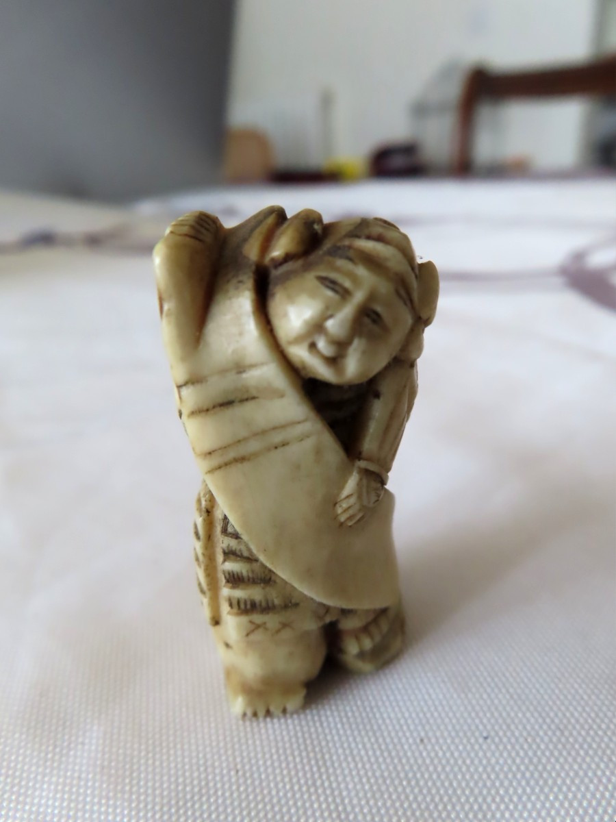 Netsuke en corne de cerf. Petit samouraï au kakemono. Japon époque Meiji (1868-1912 )