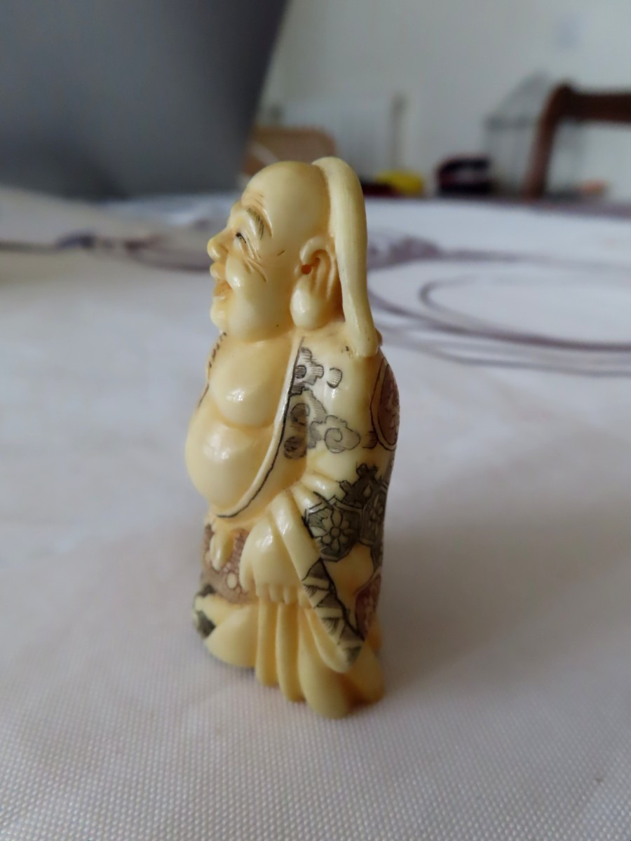 Netsuke en ivoire marin. Hotei souriant. Japon époque Taisho (1912-1928 )-photo-2