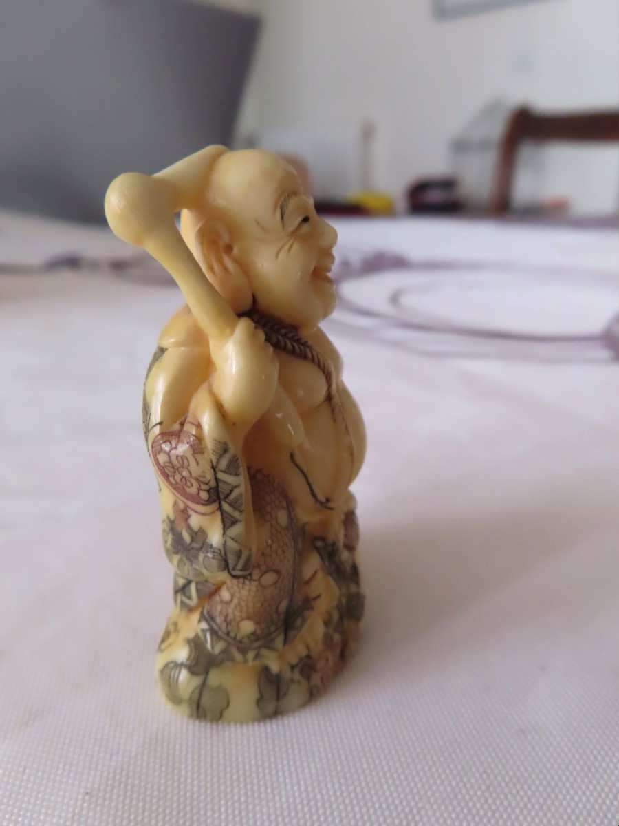 Netsuke en ivoire marin. Hotei souriant. Japon époque Taisho (1912-1928 )-photo-4