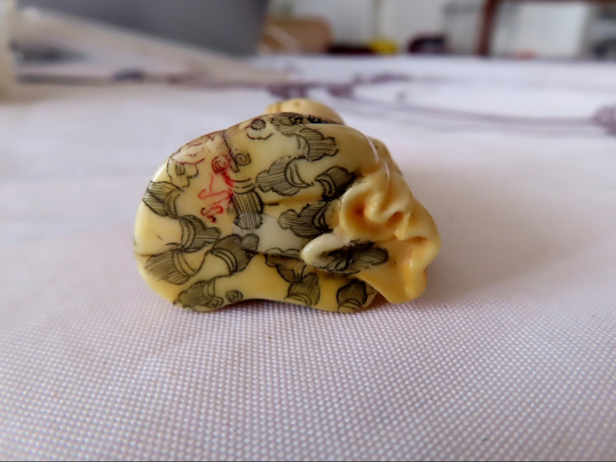 Netsuke en ivoire marin. Hotei souriant. Japon époque Taisho (1912-1928 )-photo-1