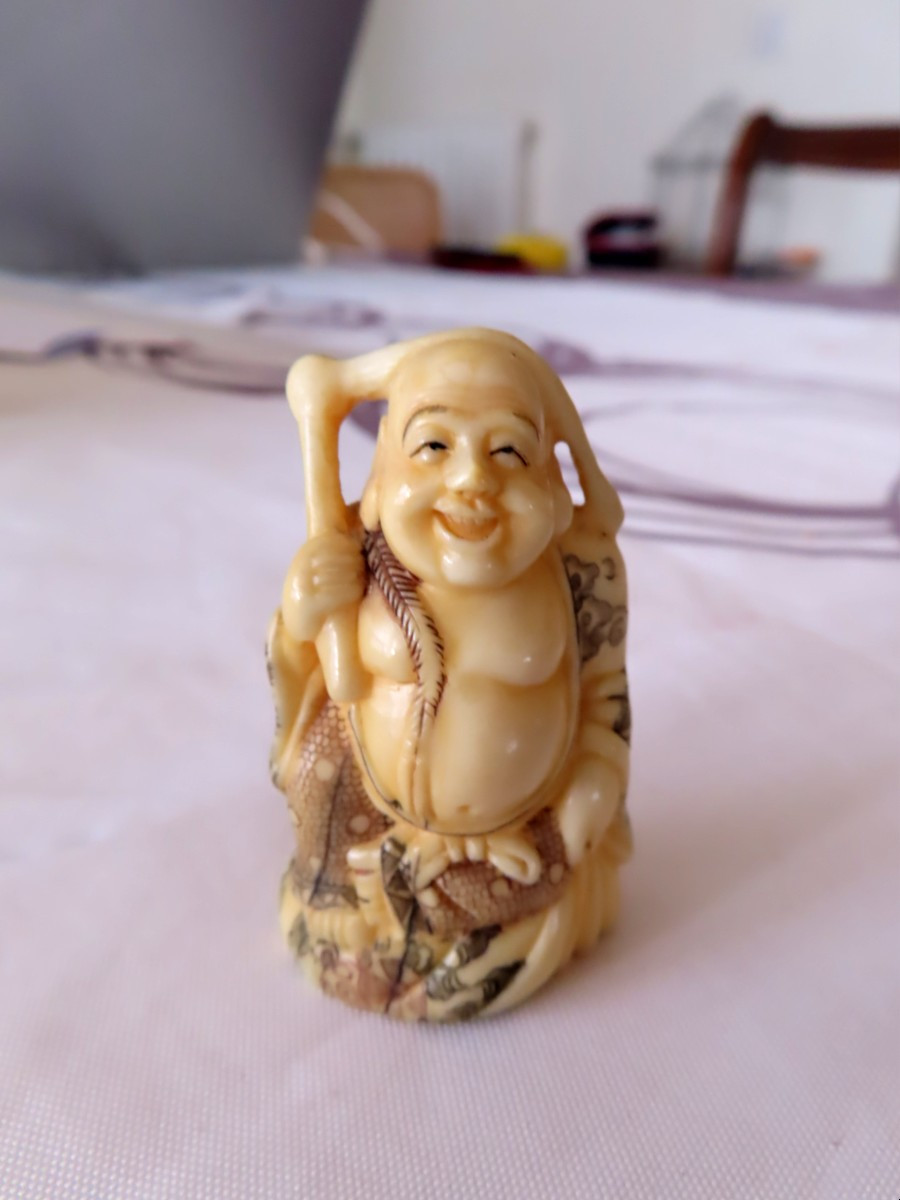 Netsuke en ivoire marin. Hotei souriant. Japon époque Taisho (1912-1928 )