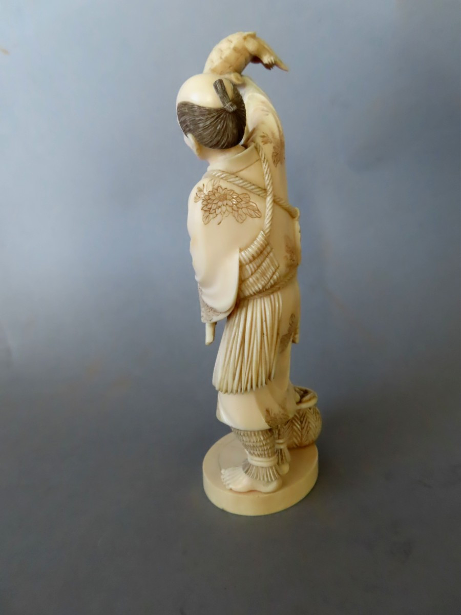 Okimono en ivoire. Le paysan aux minogames. Signé Hongyo. Japon époque Meiji (1868-1912 )-photo-3