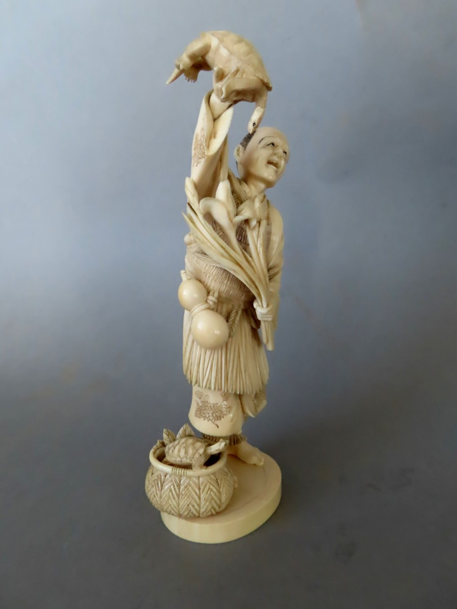 Okimono en ivoire. Le paysan aux minogames. Signé Hongyo. Japon époque Meiji (1868-1912 )-photo-1