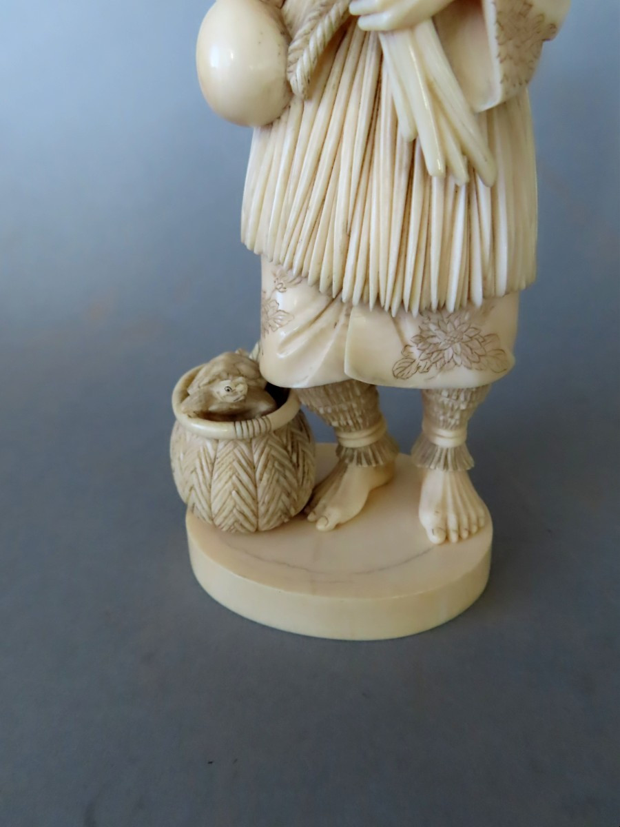 Okimono en ivoire. Le paysan aux minogames. Signé Hongyo. Japon époque Meiji (1868-1912 )-photo-5