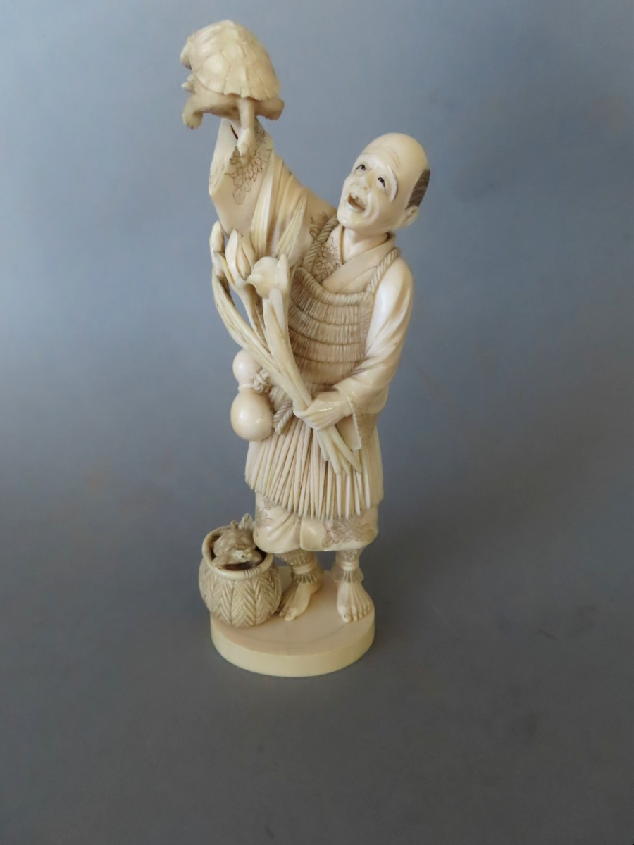 Okimono en ivoire. Le paysan aux minogames. Signé Hongyo. Japon époque Meiji (1868-1912 )