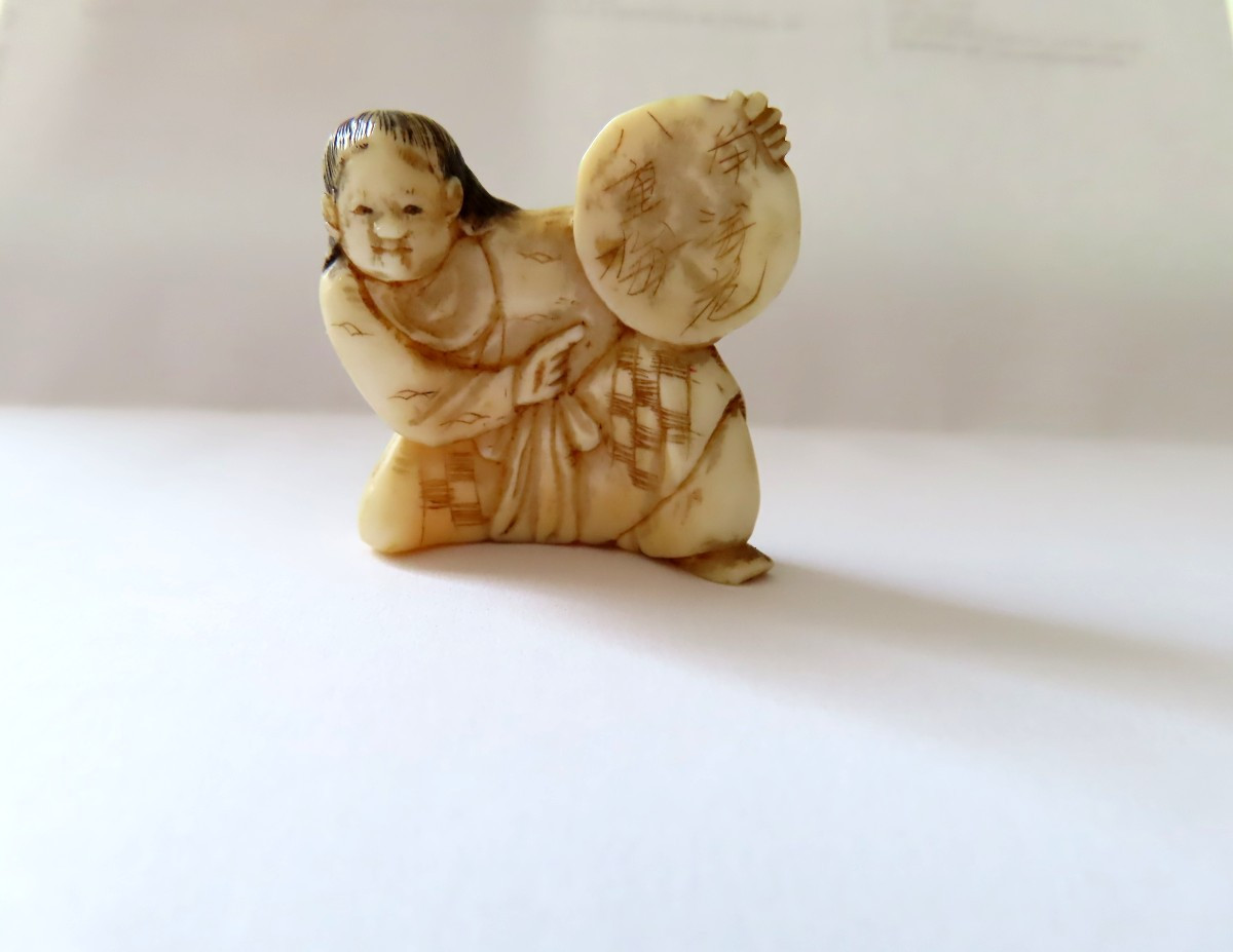 Netsuke en ivoire marin. Vendeur de plats. Japon début époque Meiji (1868-1912 )