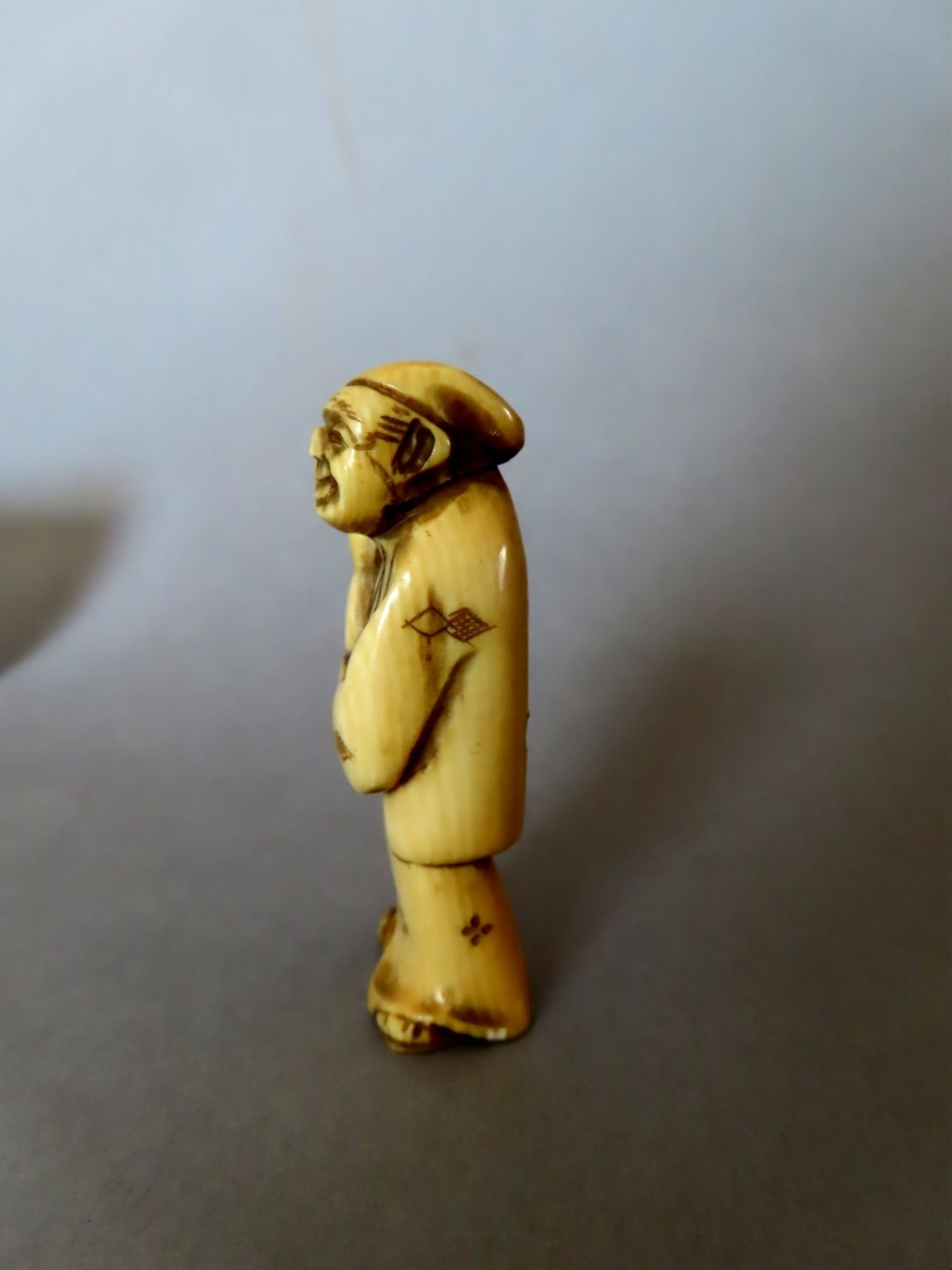 Netsuke en ivoire. Homme à la courge. Japon époque Taisho (1912-1928 )-photo-2