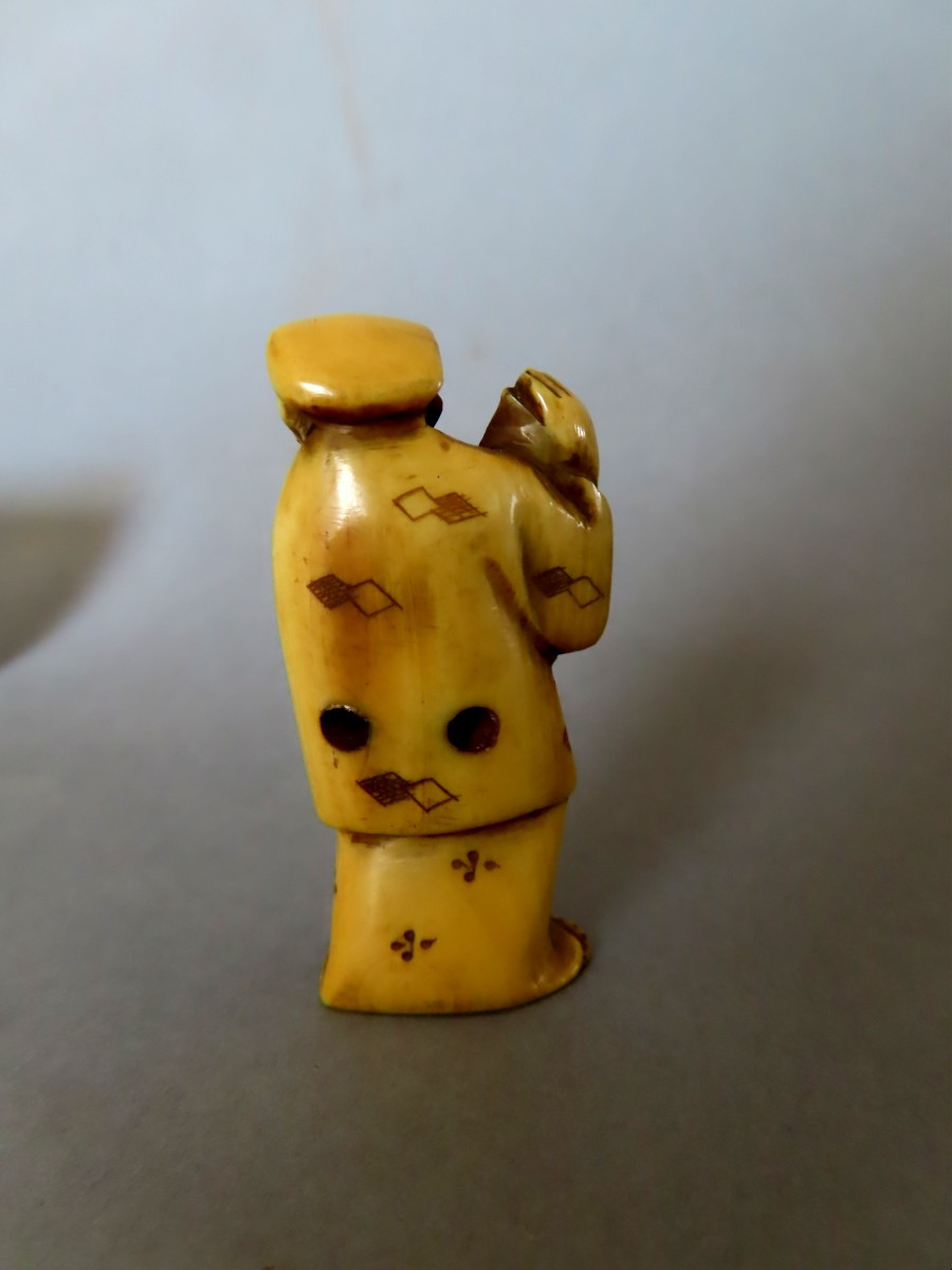 Netsuke en ivoire. Homme à la courge. Japon époque Taisho (1912-1928 )-photo-3