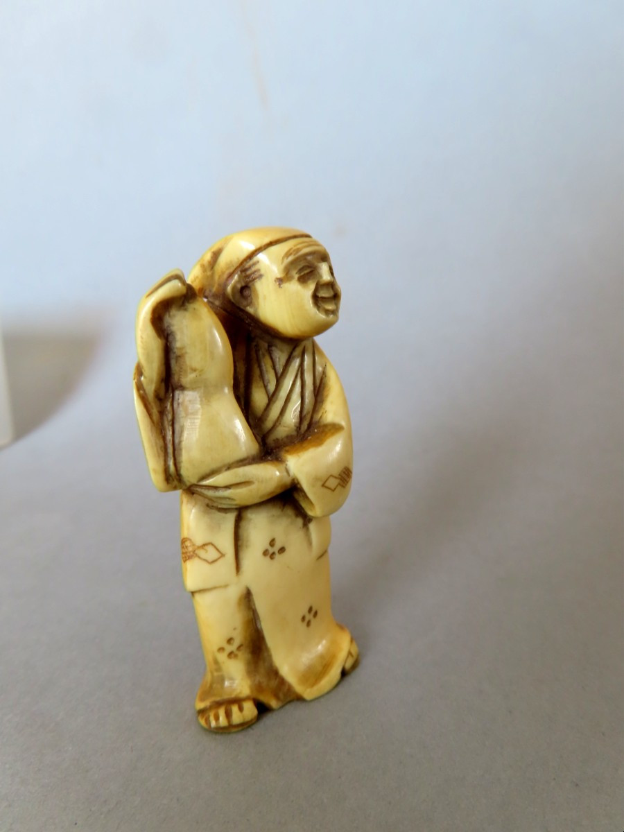 Netsuke en ivoire. Homme à la courge. Japon époque Taisho (1912-1928 )-photo-1