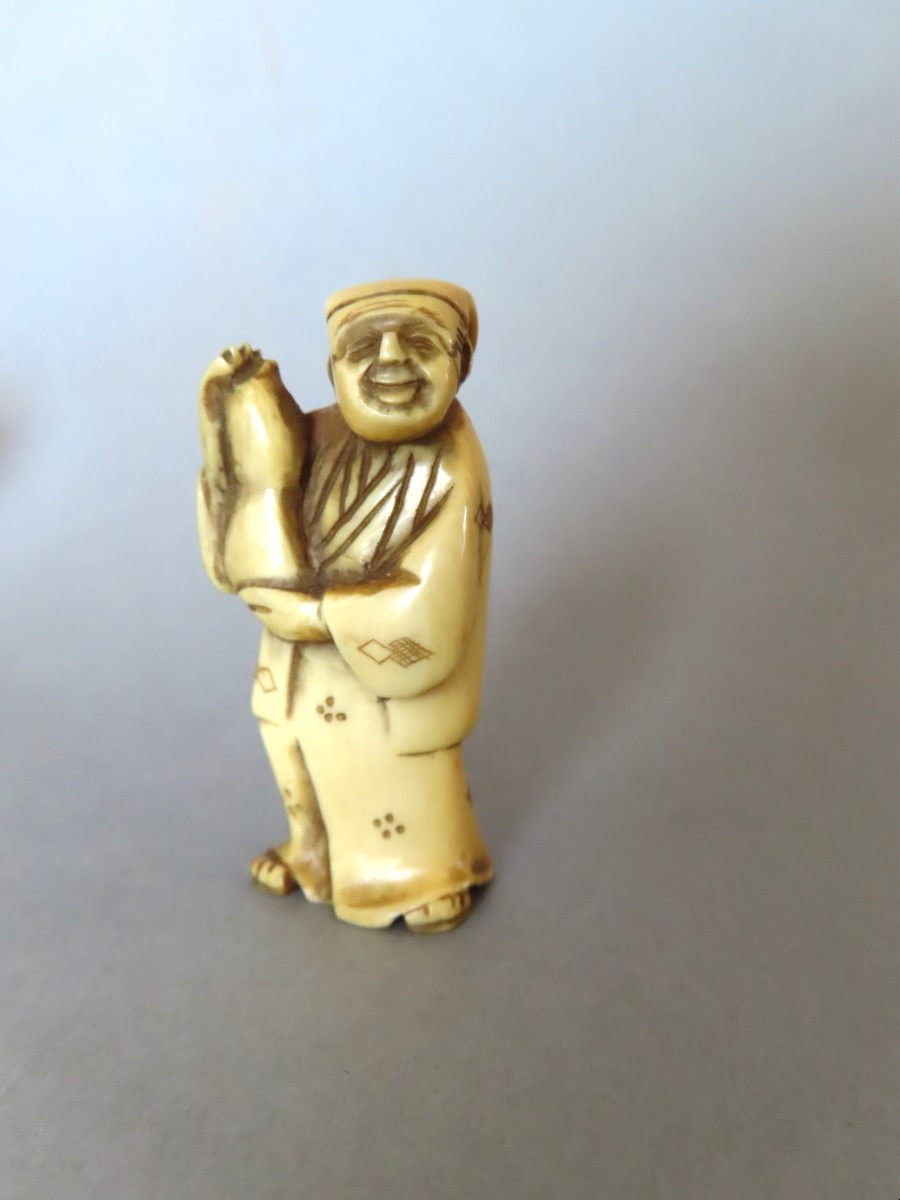 Netsuke en ivoire. Homme à la courge. Japon époque Taisho (1912-1928 )