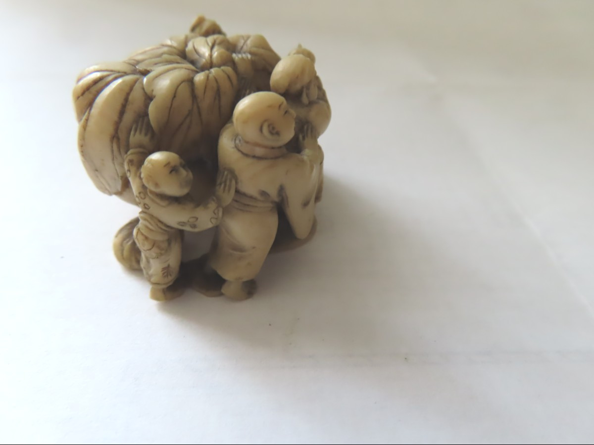 Netsuke en ivoire. Les  petits hommes au kaki. Japon époque Meiji (1868-1912 )-photo-4
